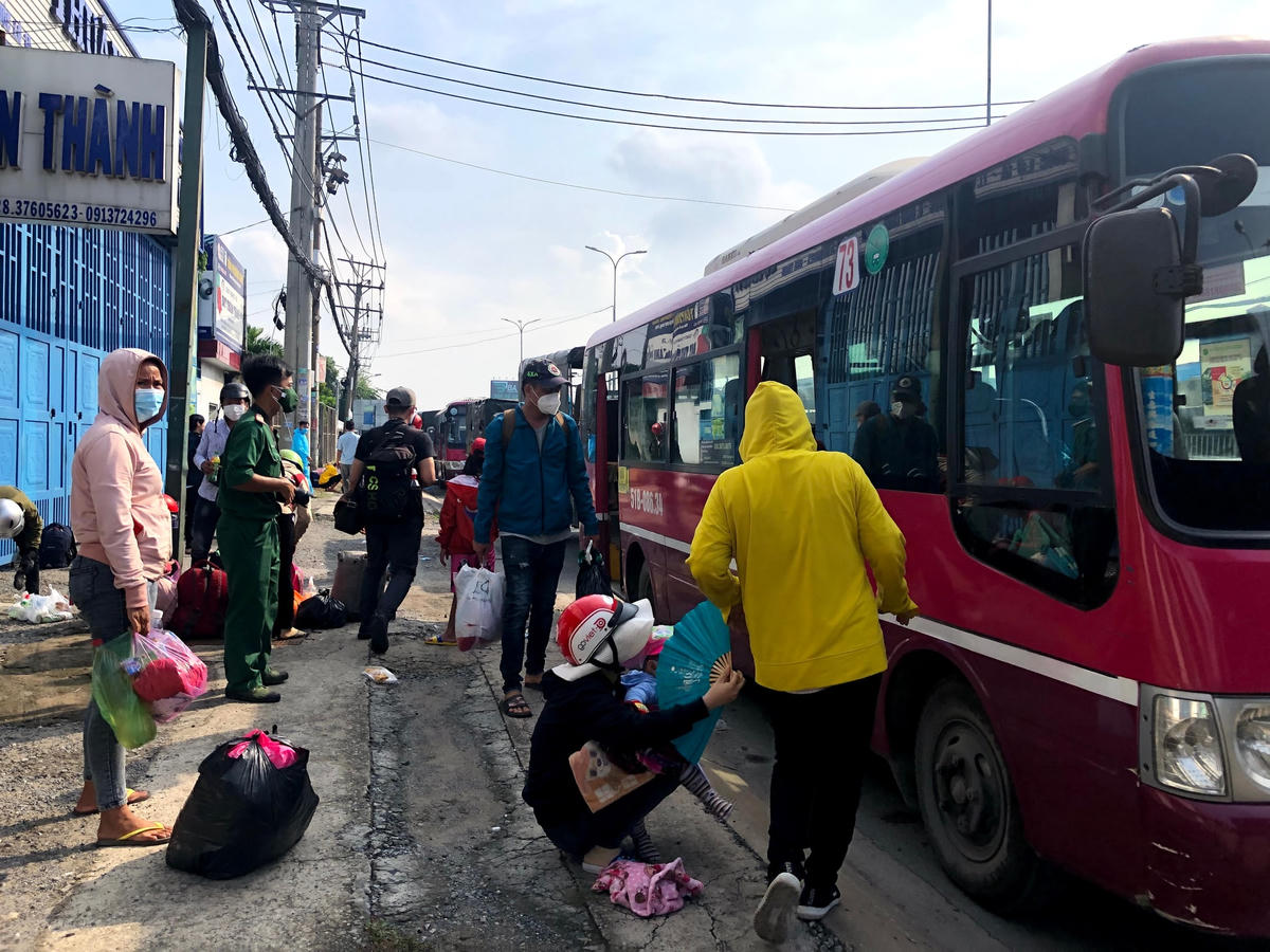 Tổ chức đưa người dân về quê, ngày 1/10.