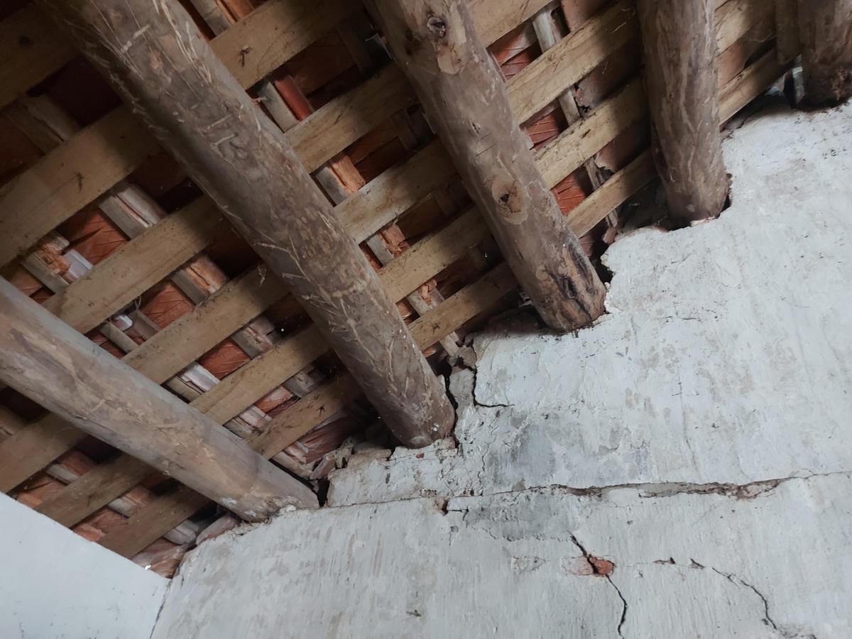 Bờ tường nứt toác, các thanh gỗ mục nát, sắp rơi xuống khuôn viên đình Vân Xá.