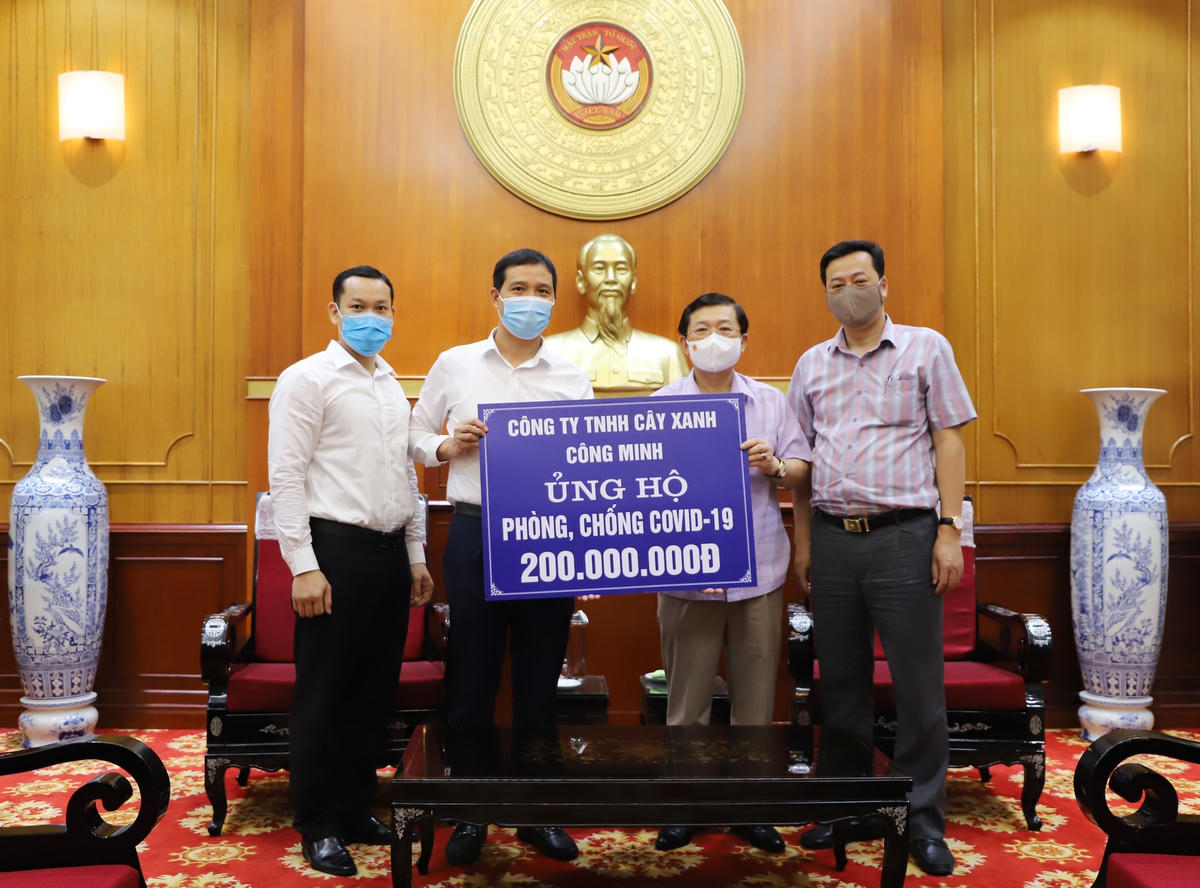 Phó Chủ tịch Nguyễn Hữu Dũng tiếp nhận ủng hộ từ Công ty TNHH Cây xanh Công Minh.
