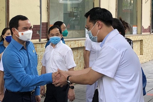 Chủ tịch Tổng LĐLĐ Việt Nam Nguyễn Đình Khang (bên trái) động viên các y, bác sĩ Bệnh viện Việt Đức vào TP Hồ Chí Minh chống dịch. Ảnh: Tất Thảo.