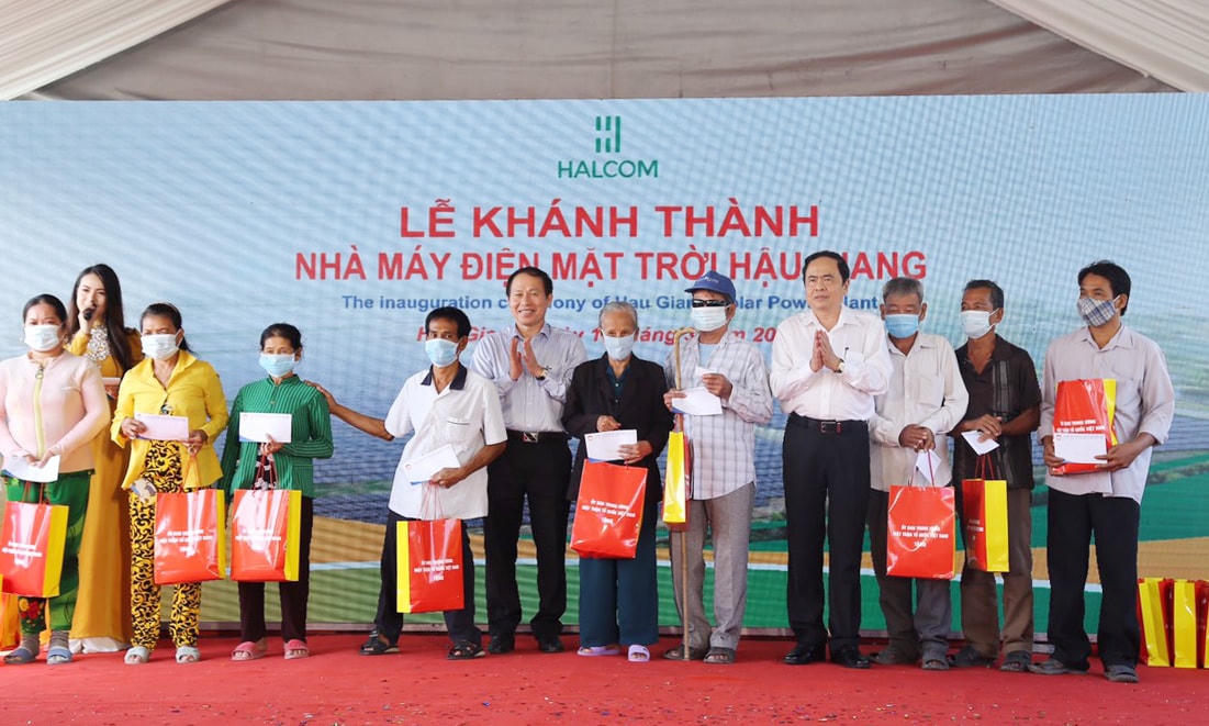 Chủ tịch Trần Thanh Mẫn và lãnh đạo tỉnh Hậu Giang trao quà cho bà con nghèo.