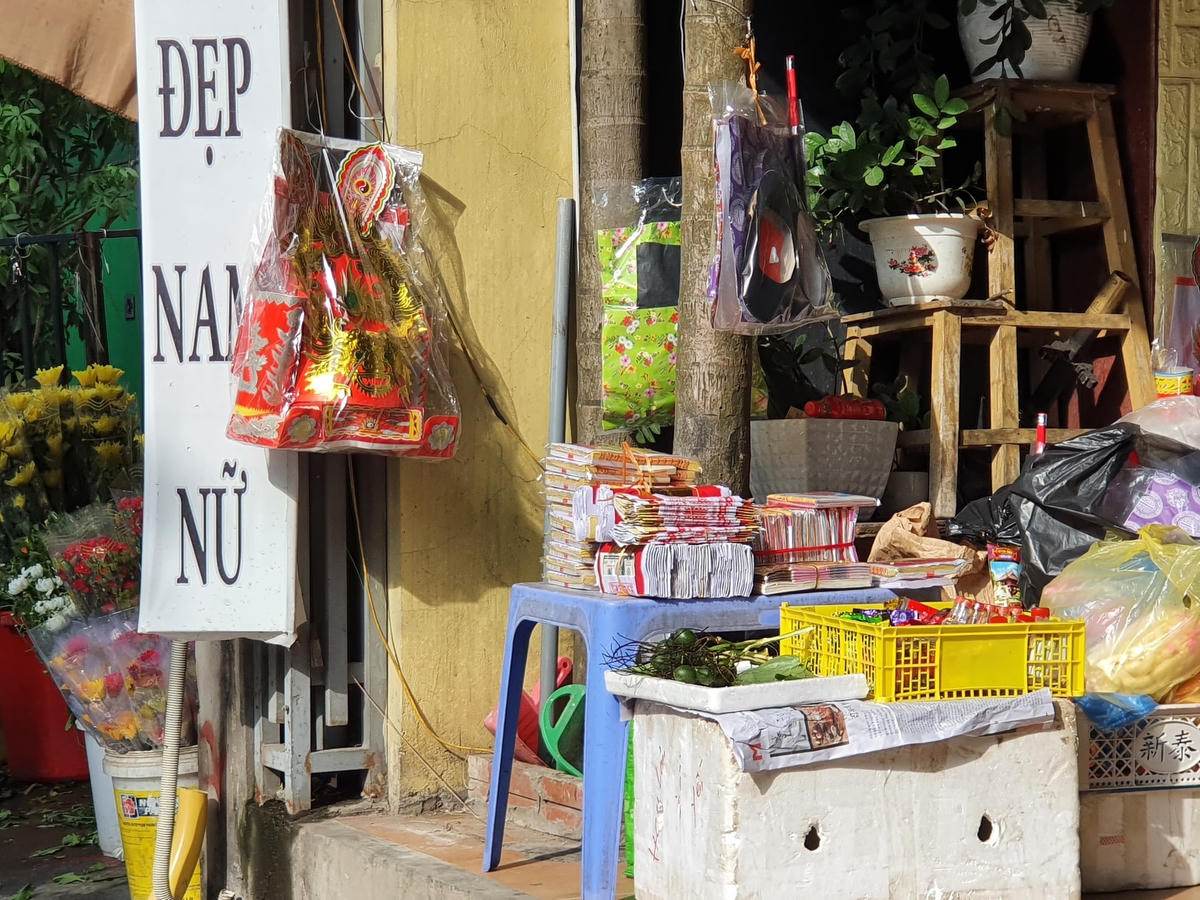 Một hàng vàng mã vắng bóng người mua tại chợ Dịch Vọng. 