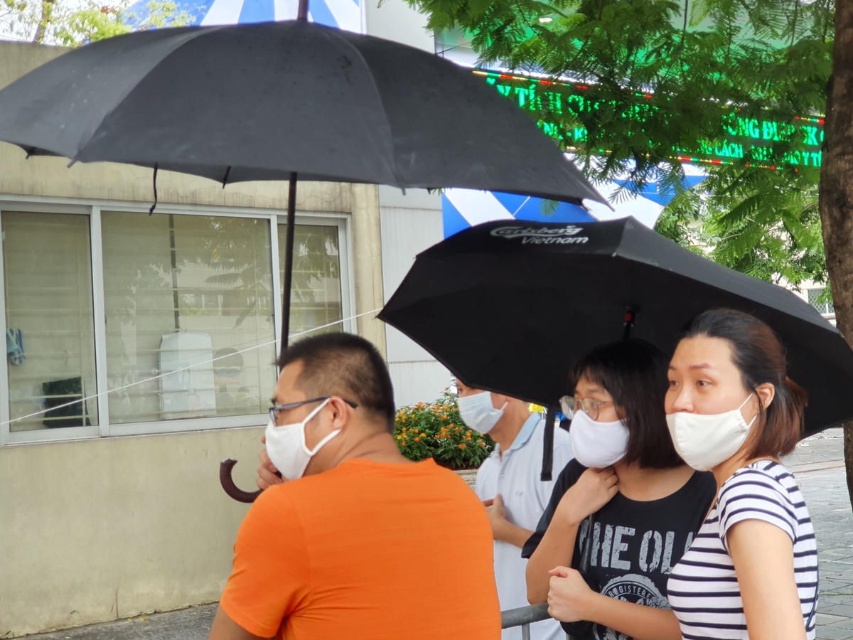 Một số vẫn tiếp tục chờ đợi...
