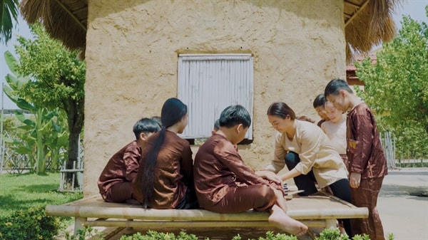 Hình ảnh mẹ Thứ  bên đàn con.