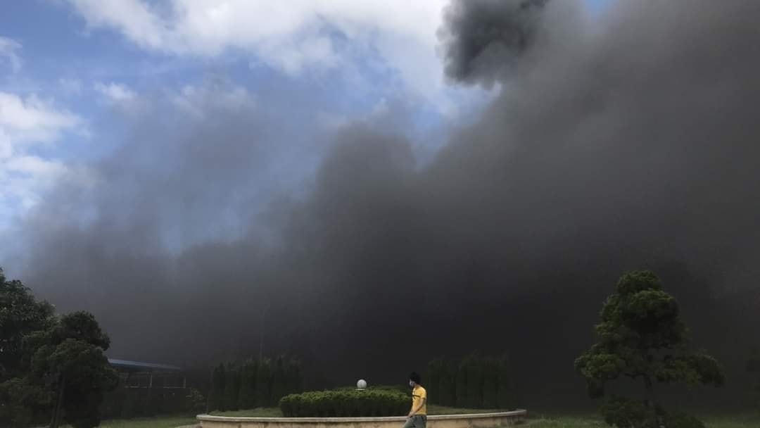 Khói tỏa ra làm một vùng KCN Hòa Xá (Nam Định) tối sẩm.