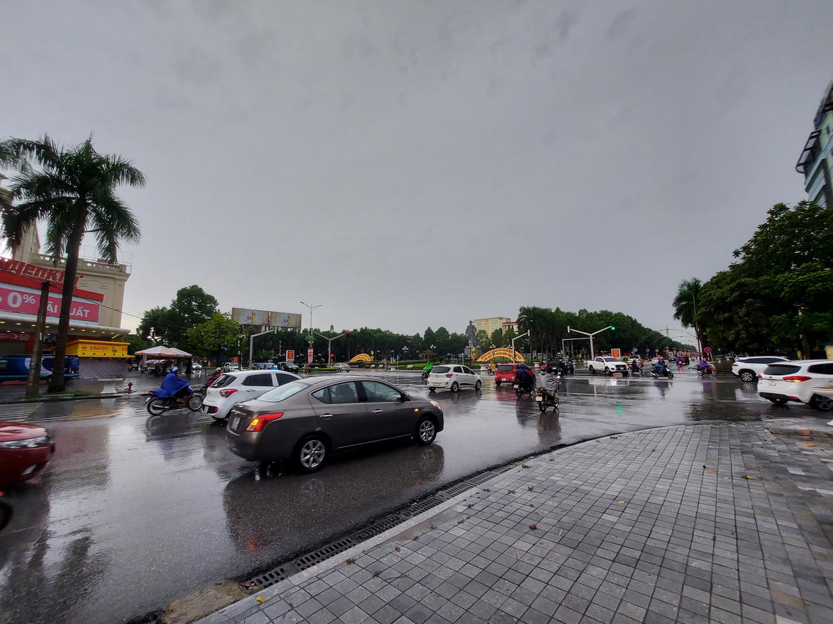  Lượng người qua lại tại ngã tư tượng đài Lê Lợi, khu vực tập trung nhiều cơ quan, đơn vị không đáng kể, điều này cho thấy, ý thức phòng chống dịch của người dân TP Thanh Hoá rất tốt.