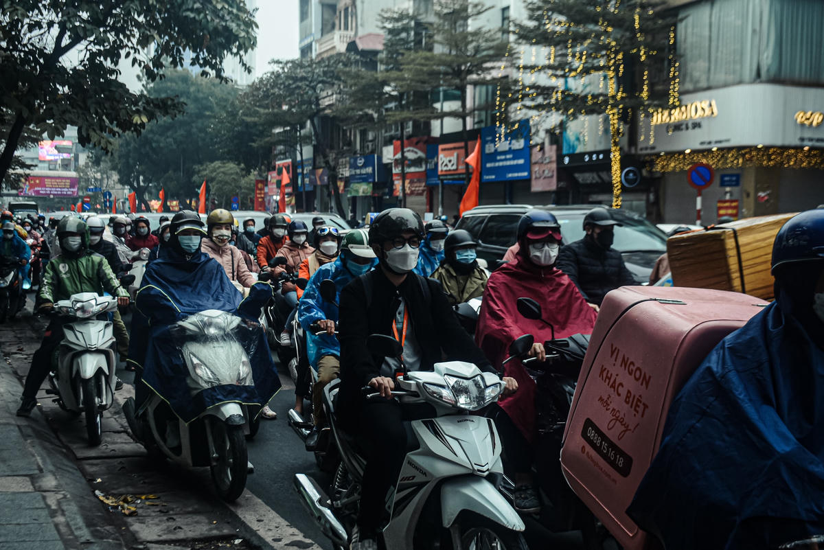 Còn anh Vũ Trung Tính, Cầu Giấy cho hay, dù đi chỉ di chuyển quãng đường gần 16 km đến cơ nơi làm việc nhưng anh mất hơn 1 tiếng mới có thể đến nơi vì đường nào cũng ùn tắc. "Chỉ thông thoáng được 1 xíu, hết chỗ này đến chỗ kia ùn ứ. Ngày thường thì tắc đường vào giờ cao điểm, còn thời điểm giáp Tết thì nhiều thời điểm trong ngày", anh Tính mệt mỏi chia sẻ.