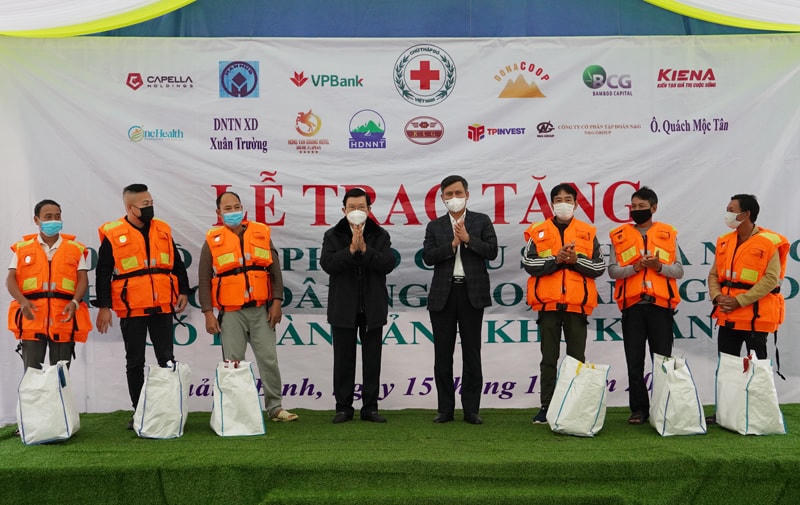Nguyên Chủ tịch nước Trương Tấn Sang và lãnh đạo tỉnh Quảng Bình trao tặng áo phao cứu sinh cho ngư dân.
