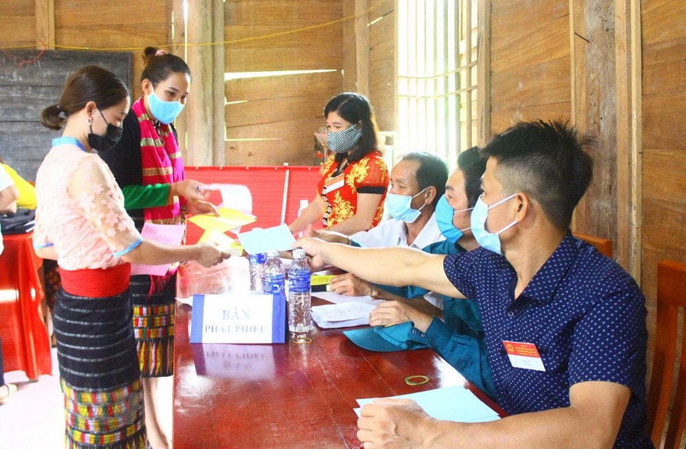 Cử tri đồng bào dân tộc thiểu số các xã miền núi, biên giới Nghệ An phấn khởi đi bỏ phiếu sớm. (Ảnh: Tá Chuyên/TTXVN).