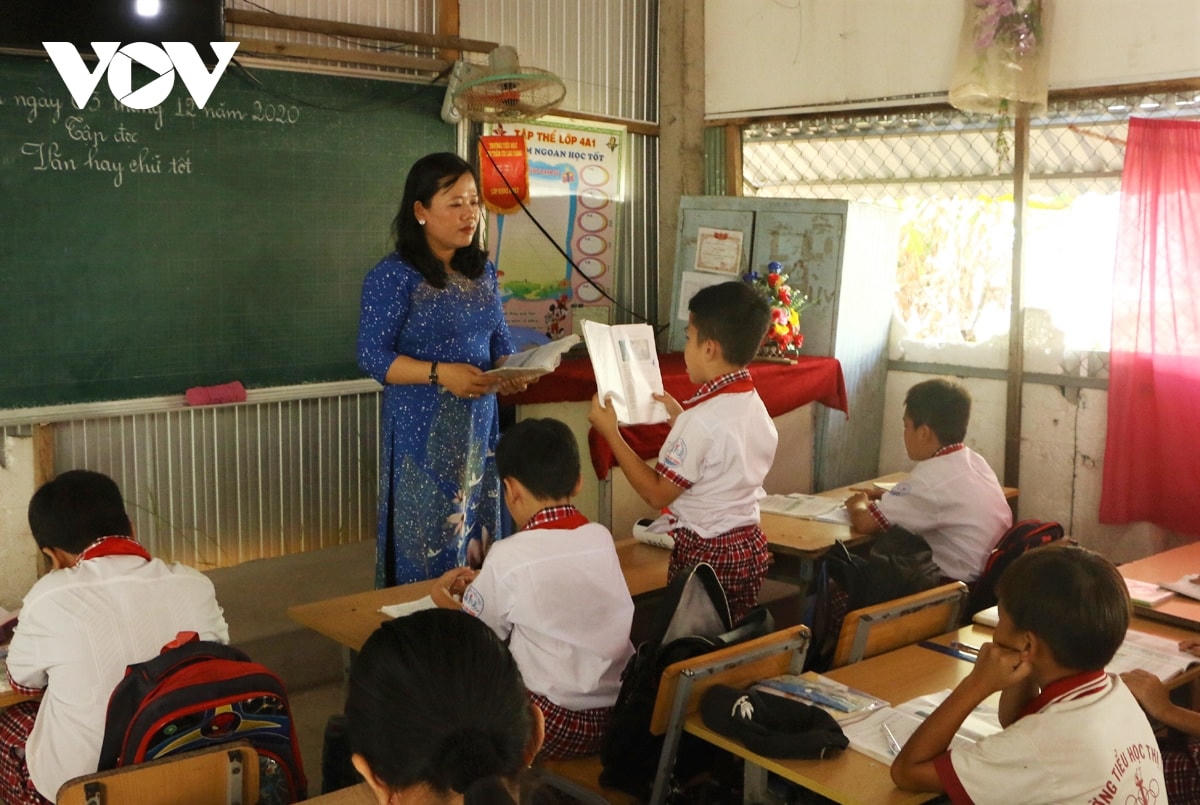 Cô Phạm Minh Thùy hết mình vì sự nghiệp trồng người.  
