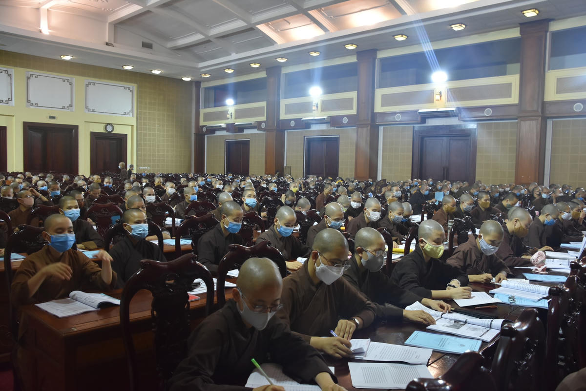 Các Tăng Ni sinh Học viện Phật giáo Việt Nam tham gia tập huấn tại Hội nghị. Ảnh: Trung Quân.