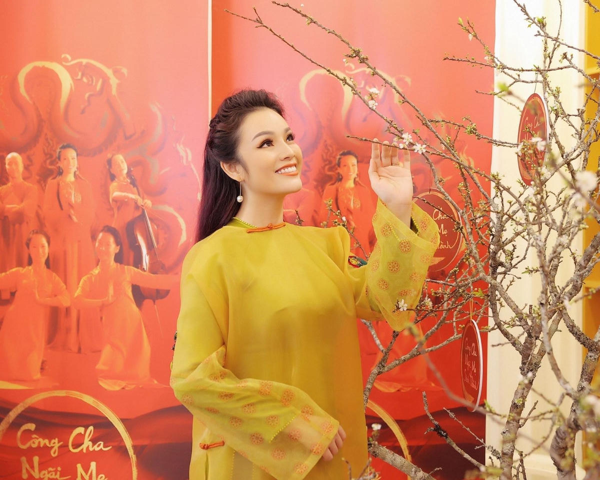 Nghệ sĩ Tân Nhàn trong ngày ra mắt MV “Công cha ngãi mẹ sinh thành”  