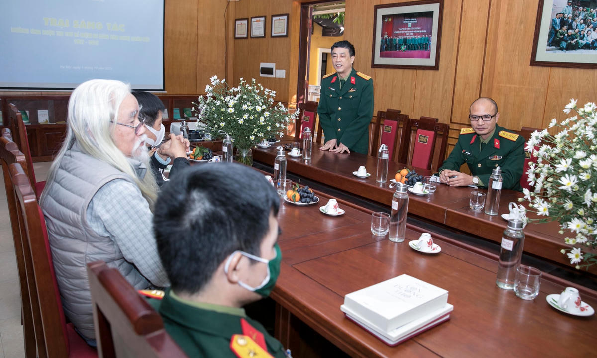 Nhà văn Nguyễn Bình Phương phát biểu khai mạc trại sáng tác.