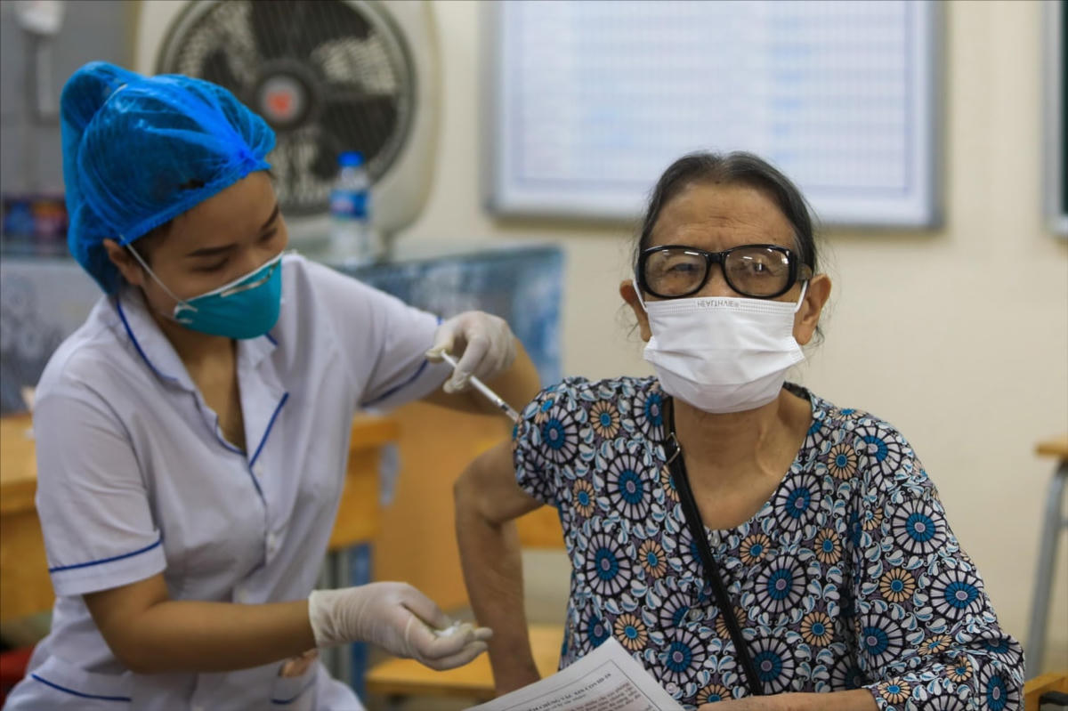 Tiêm vaccine phòng Covid-19 cho người cao tuổi.