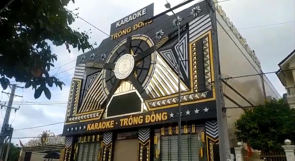 Quán karaoke Trống Đồng vẫn đón khách giữa lúc UBND tỉnh Bà Rịa - Vũng Tàu có lệnh dừng hoạt động các loại hình dịch vụ để phòng dịch.