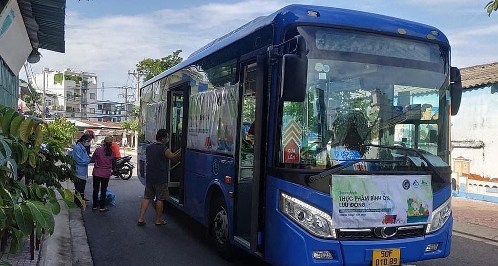 Xe buýt lưu động bán thực phẩm tại TP HCM. Ảnh: Bảo Yến.  