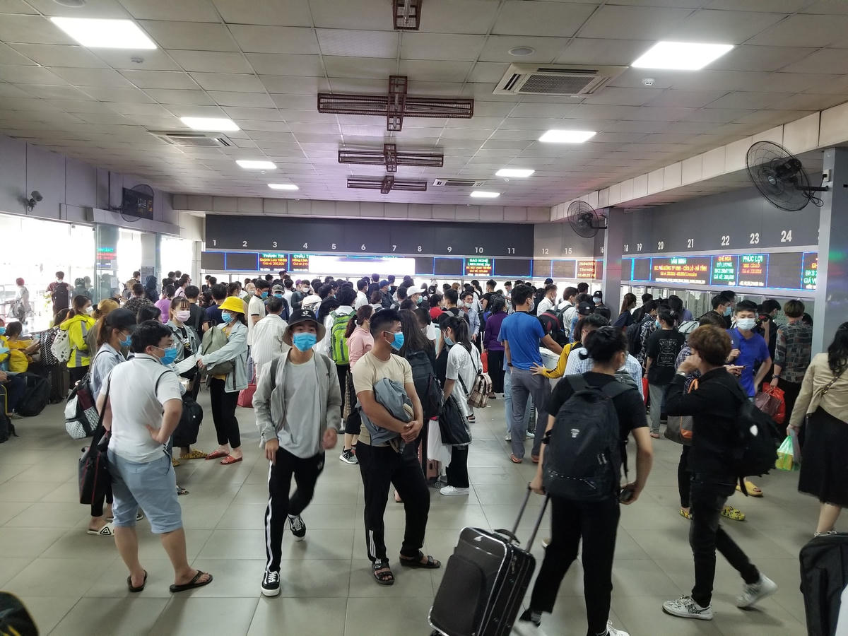 Tầng 2 của bến xe Nước Ngầm chật kín người mua vé.