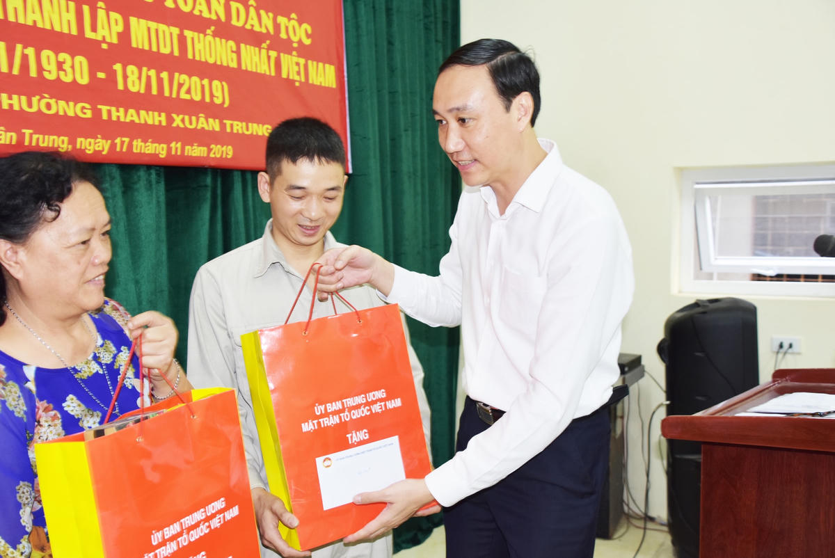 Phó Chủ tịch Phùng Khánh Tài tặng quà cho các gia đình có hoàn cảnh khó khăn tại quận Thanh Xuân, TP Hà Nội. Ảnh: Tiến Đạt.  
