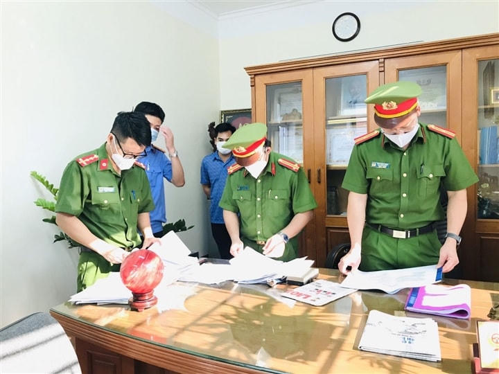 Cơ quan chức năng khám xét phòng làm việc bị can Trần Quang Vinh.