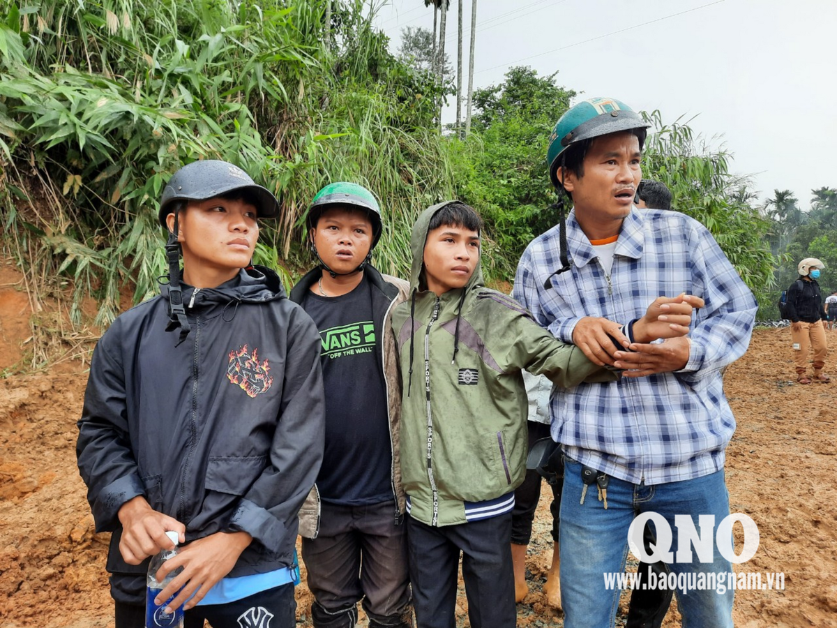 Đây là nhóm học sinh Trường Phổ thông Dân tộc nội trú Nam Trà My. Các em được giữ lại trường khi có mưa bão. Hôm nay nhà trường đưa các em về nhà. Nhưng trước mắt chỉ là cảnh tượng hoang tàn...