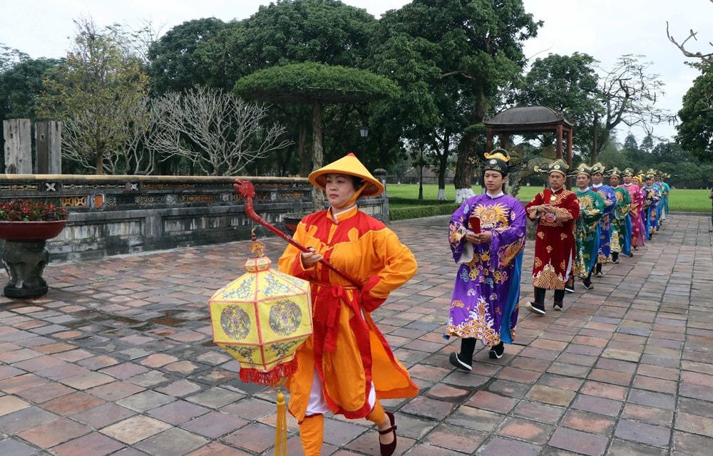 Tái hiện các quan văn, võ tiến vào chầu nhà vua tại điện Thái Hòa trong ngày Mùng 1 Tết Nguyên đán. (Ảnh: Đỗ Trưởng/TTXVN).