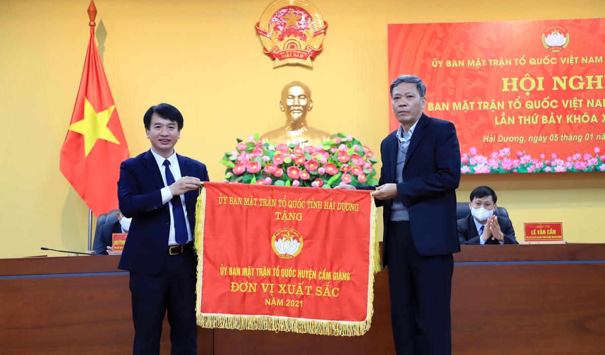 Ông Nguyễn Đức Tuấn, Chủ tịch Ủy ban MTTQ Việt Nam tỉnh Hải Dương trao tặng Cờ thi đua đơn vị xuất sắc cho Ủy ban MTTQ huyện Cẩm Giàng.