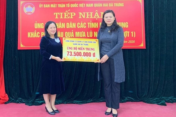 Bà Trần Lưu Hoa, Chủ tịch Ủy ban Mặt trận Tổ quốc Việt Nam quận Hai Bà Trưng (phải) giữ chức Phó Giám đốc Sở GDĐT Hà Nội.