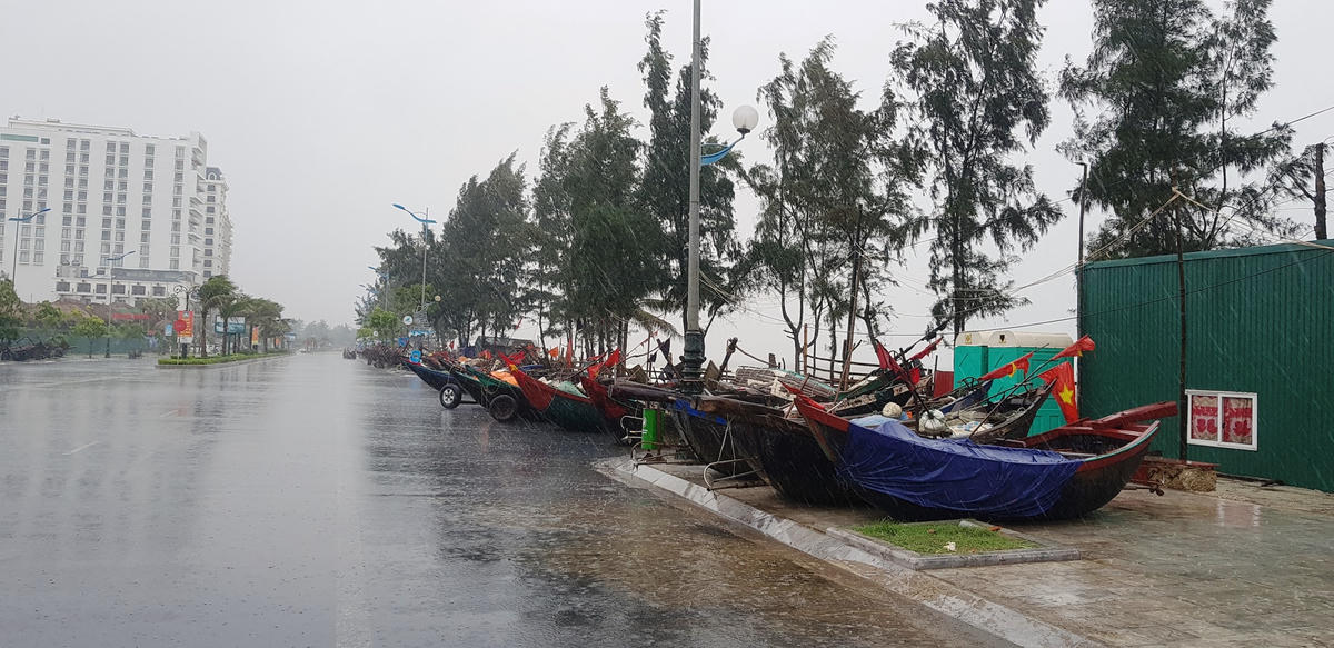 Mưa trắng đường tại TP biển Sầm Sơn.