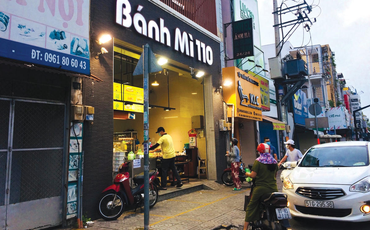Tiệm bánh mì 110, đường Hoàng Văn Thụ, quận Phú Nhuận bán hàng từ tờ mờ sáng cho khách hàng.