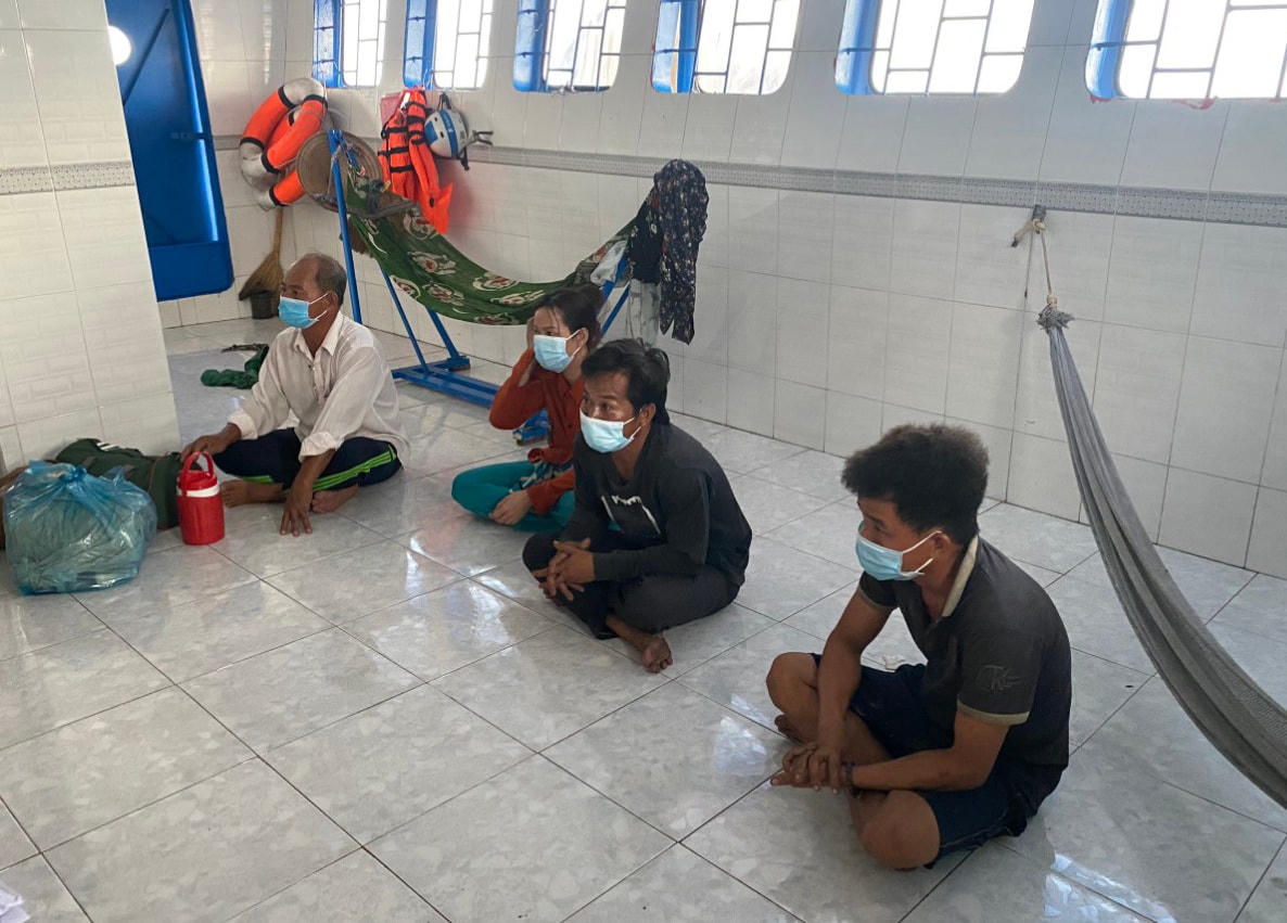 Bốn đối tượng nhập cảnh trái phép bị đưa đi cách ly theo quy định.