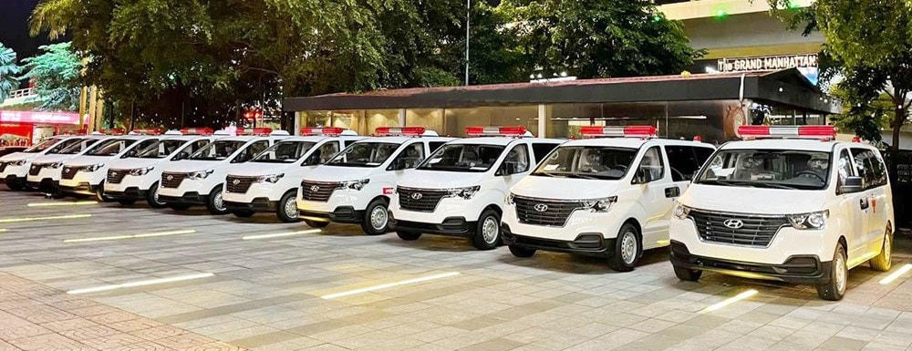 Vietjet và HDBank đã trao tặng 10 xe cứu thương cho Sở Y tế Thành phố Hồ Chí Minh. (Ảnh: CTV/Vietnam+).