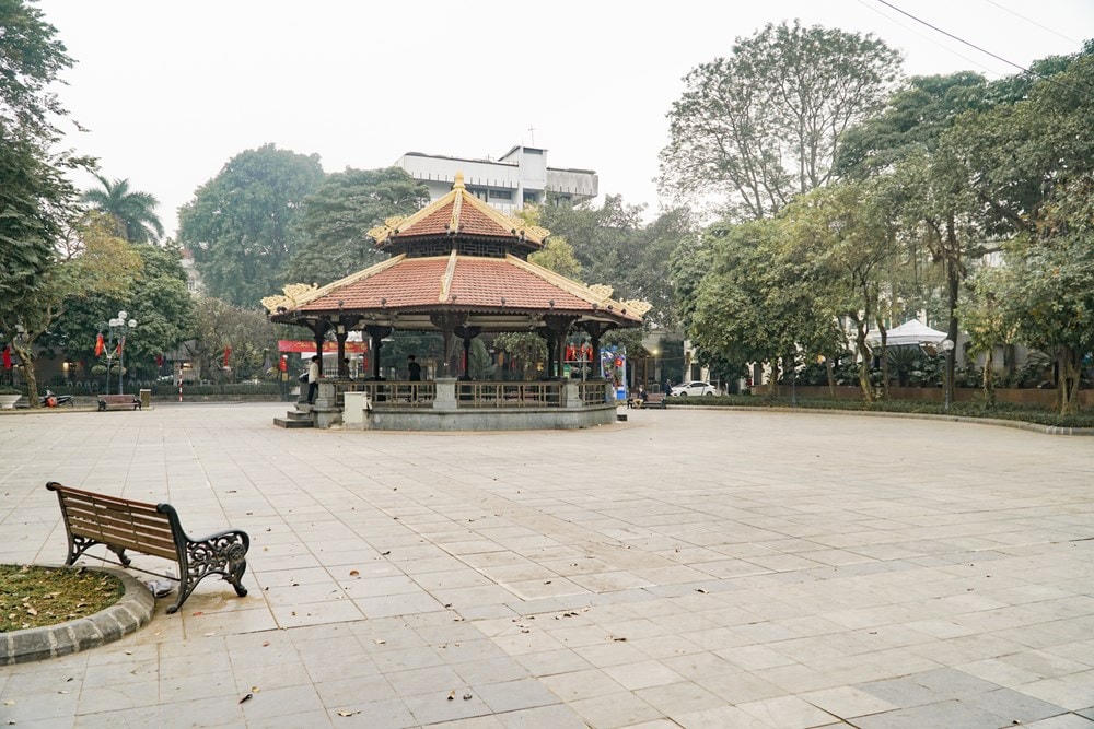 Khu vực tượng đài Lý Thái Tổ không còn nhộn nhịp như những ngày thường. (Ảnh: Minh Hiếu/Vietnam+).