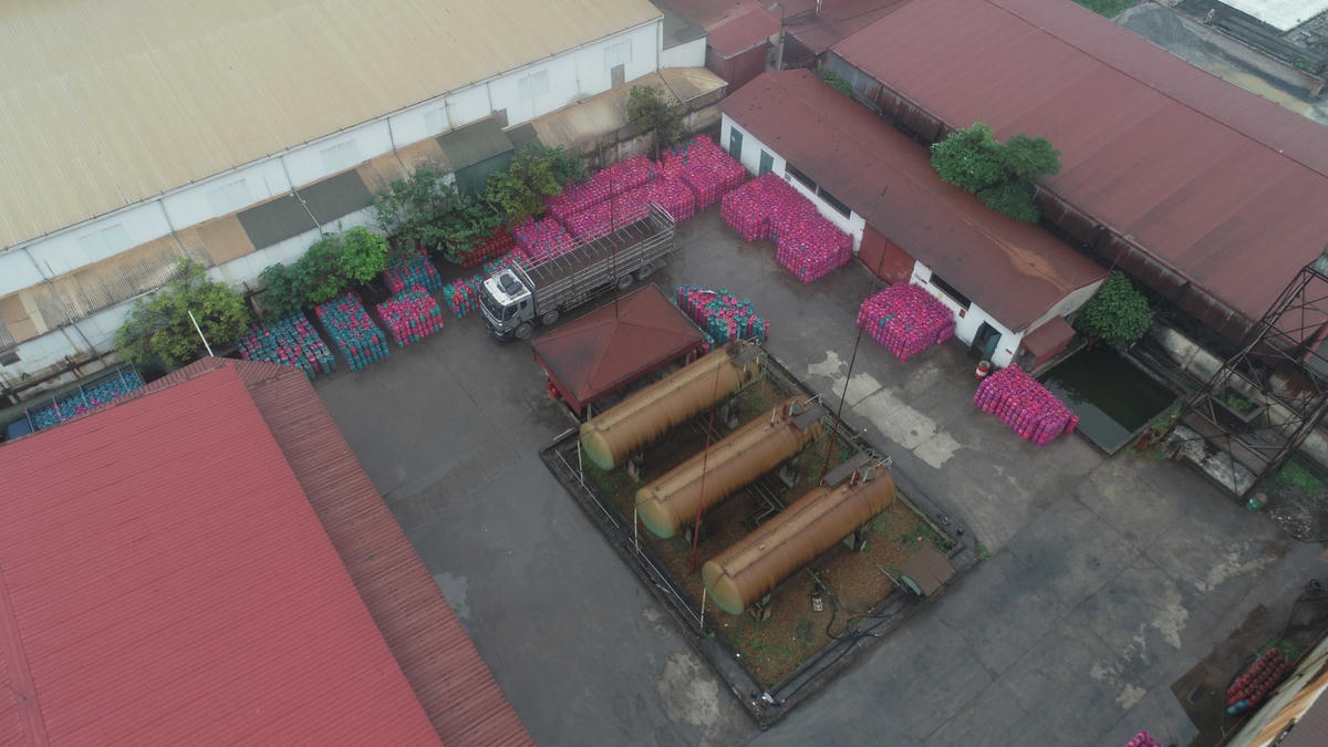 “Việc làm này của Cty khí Gas hoá lỏng Vạn Lộc đã: (i) vi phạm pháp luật nghiêm trọng, gian lận trong kinh doanh LPG, lừa dối cơ quan chức năng, khách hàng, người tiêu dùng; (ii) làm lũng đoạn, xáo trộn thị trường và mang lại tâm lý hoang mang cho hệ thống khách hàng của Petro Vietnam Gas; (iii) gây thiệt hại nghiêm trọng đến hiệu quả sản xuất kinh doanh của Petro Vietnam Gas, làm thất thu ngân sách Nhà nước”- đơn tố cáo nhấn mạnh.