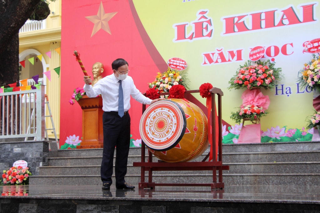 Ông Nguyễn Xuân Ký, Ủy viên Trung ương Đảng, Bí thư Tỉnh ủy, Chủ tịch HĐND tỉnh Quảng Ninh gióng trống khai giảng. Ảnh: QMG.