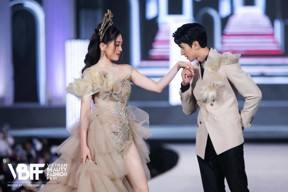 Phương Nga dịu dàng sánh đôi bên Bình Anh trong đêm diễn “Vietnam Beauty Fashion Fest”.