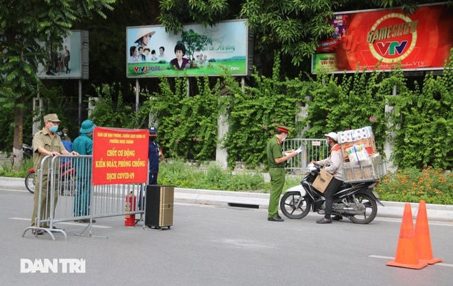 Lực lượng chức năng chốt chặn trên đường Nguyễn Chí Thanh (Ảnh: Trần Thanh).