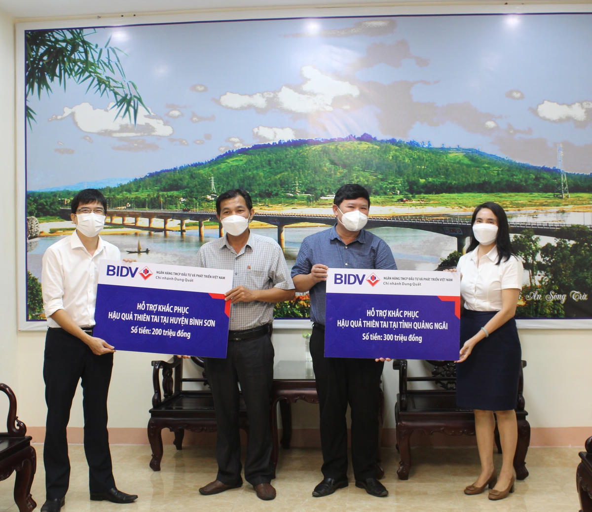 BIDV Dung Quất trao 500 triệu đồng ủng hộ khắc phục hậu quả thiên tai.