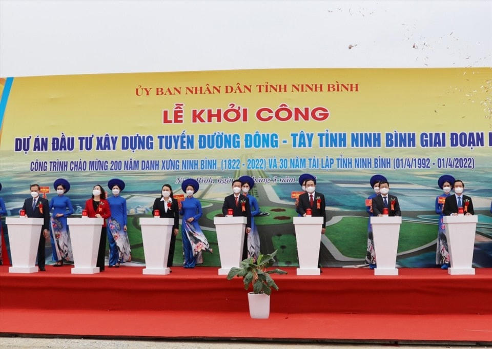 Ông Võ Văn Thưởng, Uỷ viên Bộ Chính trị, Thường trực Ban Bí thư bấm nút khởi công xây dựng tuyến đường Đông - Tây giai đoạn 1.