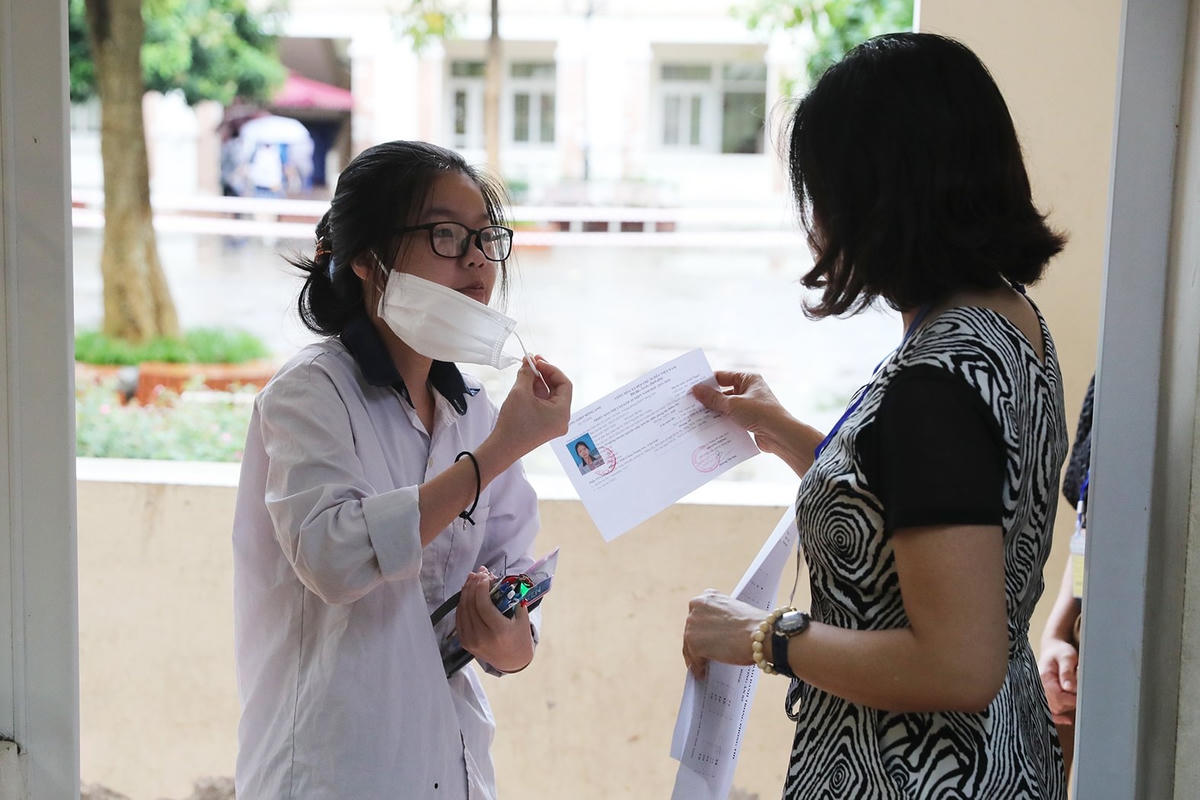 Thí sinh vào phòng thi sáng 13/6 (ảnh Phạm Quang Vinh).