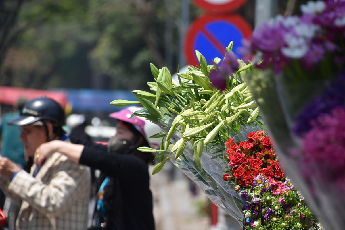 Để hoa luôn đẹp và tươi, người bán phải thường xuyên tưới đẫm nước cho hoa. 