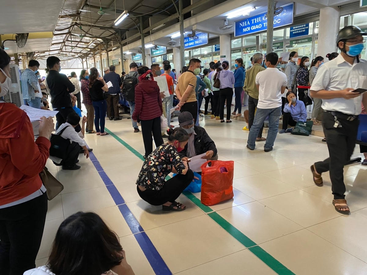 [ẢNH] Các bệnh viện thực hiện nghiêm khai báo y tế, kiểm tra thân nhiệt 