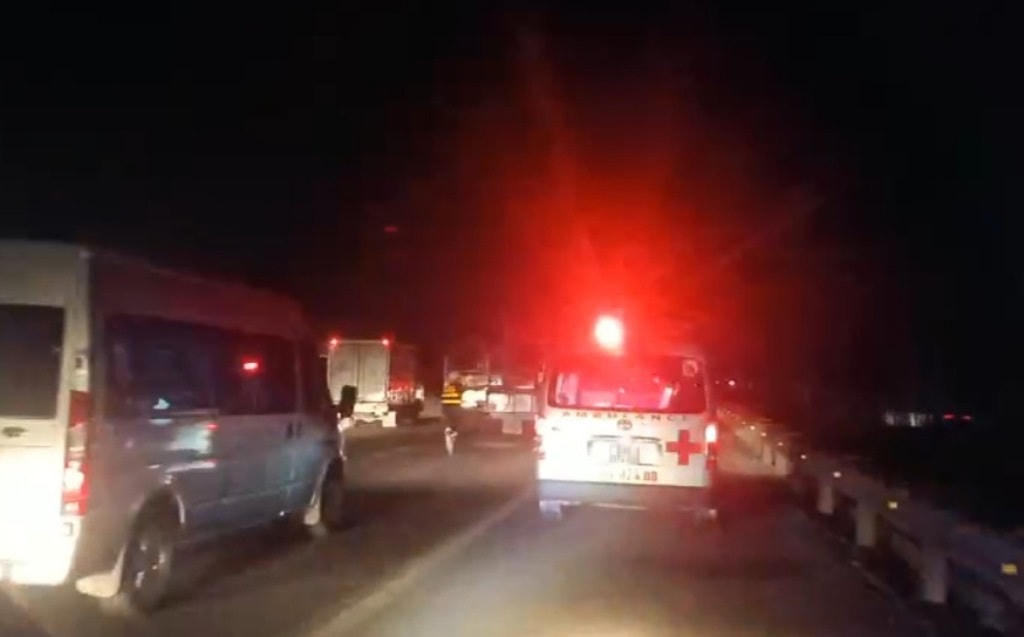 Nhờ có nhân viên cứu hộ chạy bộ hơn 2km mở đường nên xe cứu thương đã chuyển được bệnh nhân đến bệnh viện kịp thời.
