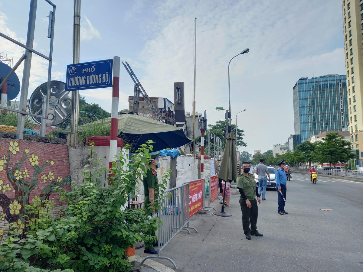 Tại chốt cung ứng ở phố Chương Dương Độ, phường Chương Dương, quận Hoàn Kiếm, người dân cũng thực hiện gửi đồ theo quy định, lực lượng chức năng thực hiện kiểm soát. 