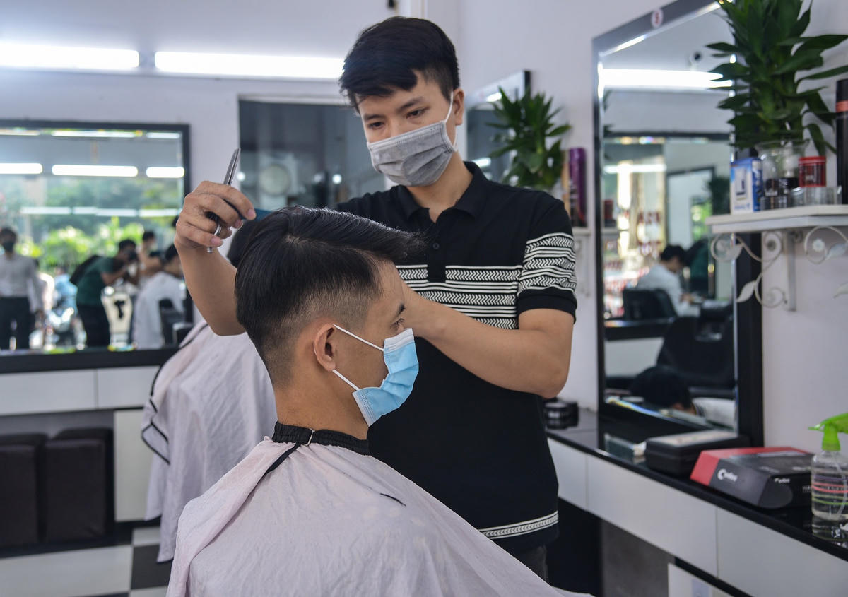 [ẢNH] Dịch vụ cắt tóc, gội đầu ngày đầu mở lại: Nơi đông đúc, nơi vắng vẻ