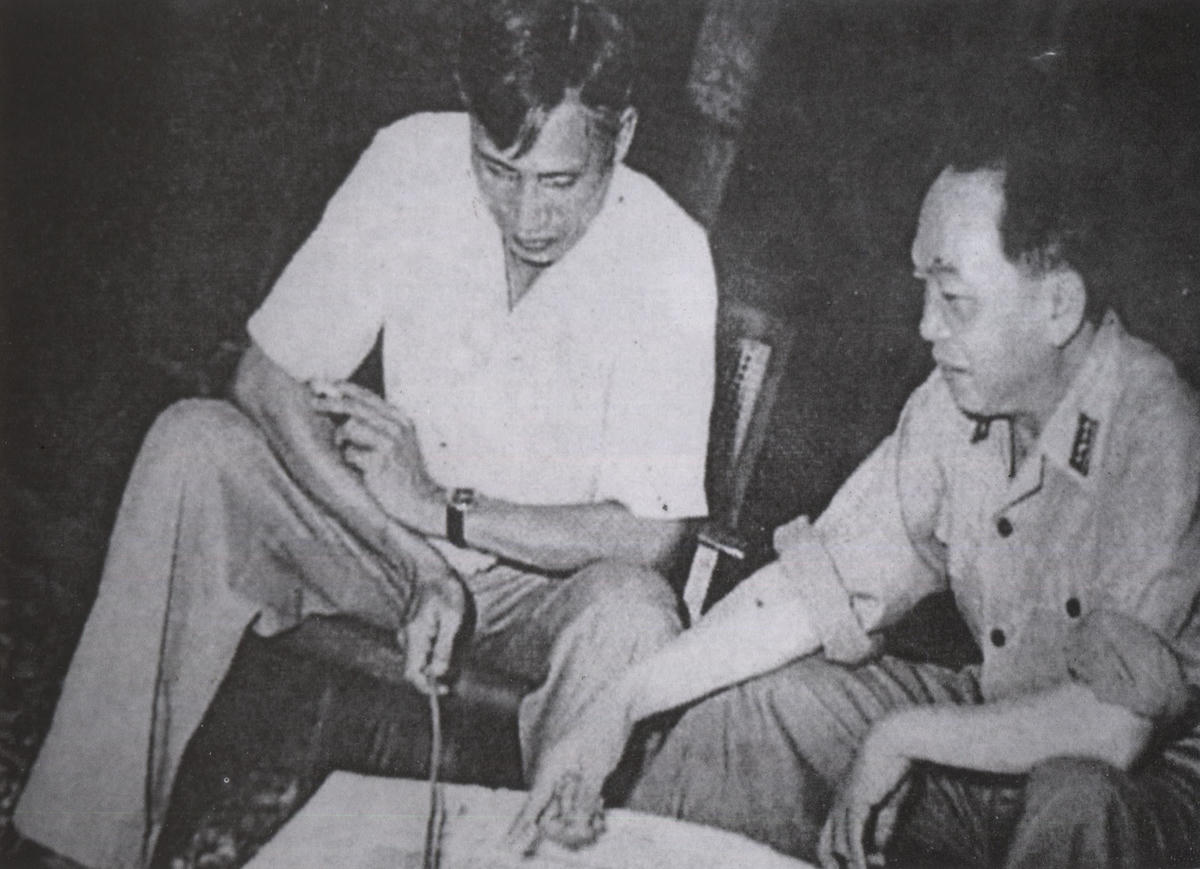 Đại tướng Võ Nguyên Giáp trao đổi phương án tác chiến trước khi Trung tướng Lê Trọng Tấn vào chiến dịch.