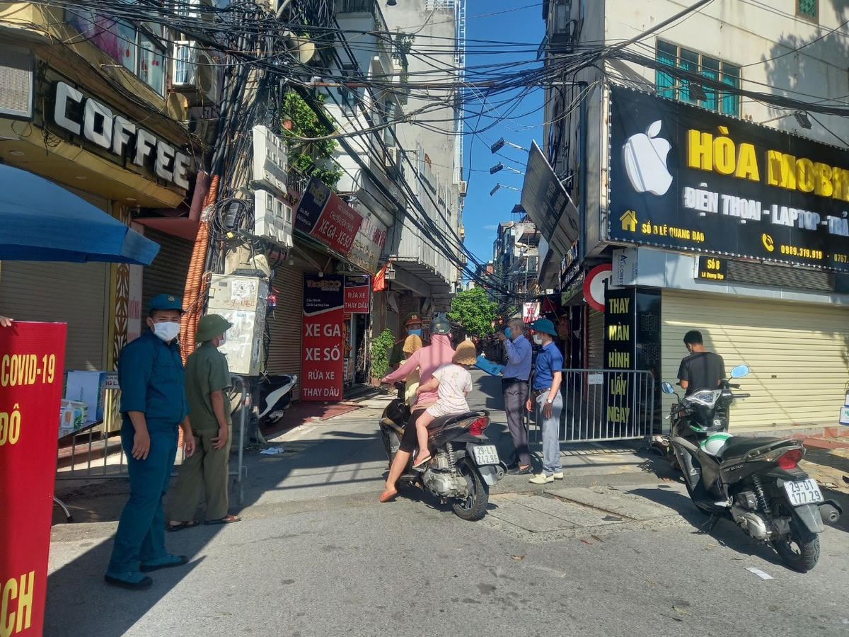Tại số 8 Lê Quang Đạo (Phú Đô, Nam Từ Liêm), người dân cũng phải xuất trình giấy tờ để kiểm tra.