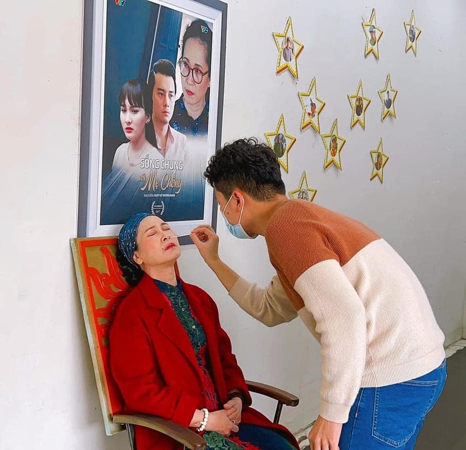 "Thương ngày nắng về" khai máy không lâu thì NSND Lan Hương thông báo mắc Covid-19.