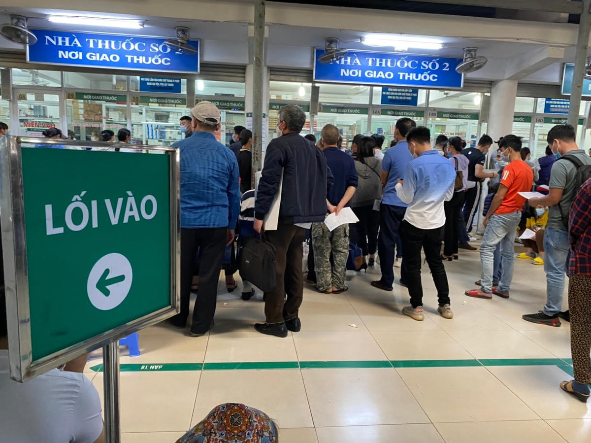 Tại khu vực nhà tthuốc Bệnh viện Bạch Mai, lượng người chờ mua thuốc lớn, việc xếp hàng sát nhau, không đảm bảo cho việc giữ khoảng cách. Ảnh: L.A.
