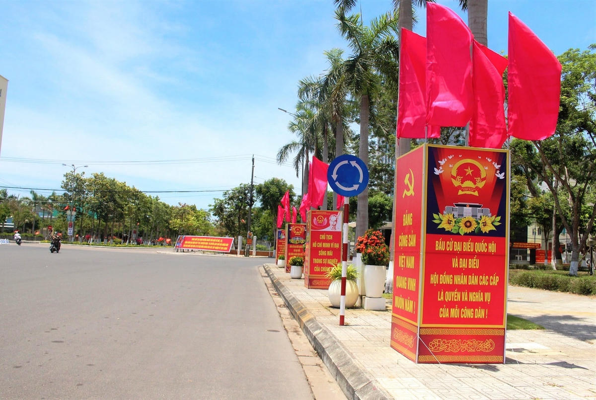 Áp phích, điểm tuyên truyền bầu cử được lắp đặt làm rực rỡ thêm các tuyến đường ở TP Tam Kỳ.