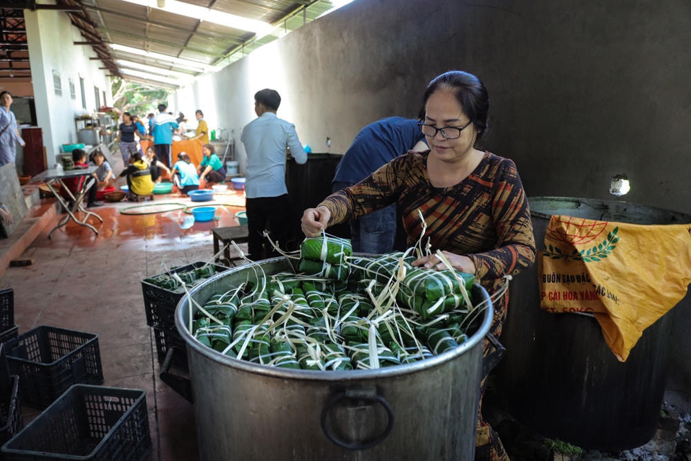 Người dân nhiều địa phương trong cả nước gói bánh chưng gửi tới đồng bào vùng lũ miền Trung.